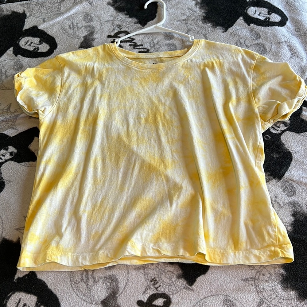 Tie-dye yellow and white tee.